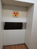 Porta para sala de radioterapia pivotante motorizada