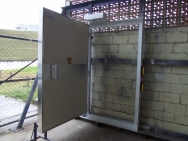 Porta para sala de radioterapia pivotante motorizada