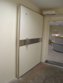 Porta para sala de radioterapia pivotante motorizada